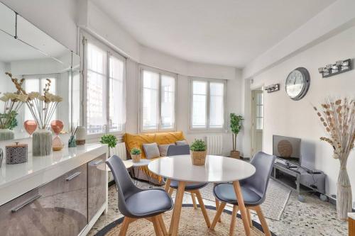 un salon avec une table et des chaises dans l'établissement L29 Lenval beach at 1min walk to Sea front AC Balcony, à Nice