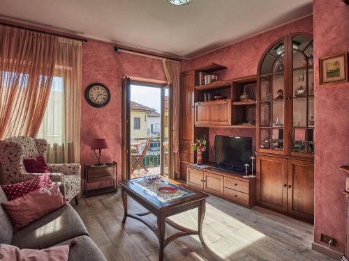 sala de estar con sofá y mesa en Apartment Il Castello by Interhome, en Casciago