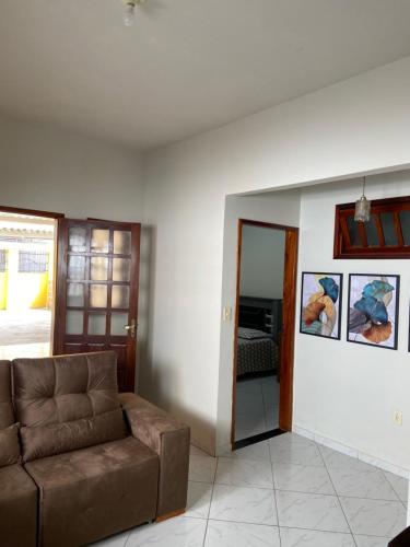 a living room with a couch and a mirror at Casa agradável no centro in Bananeiras