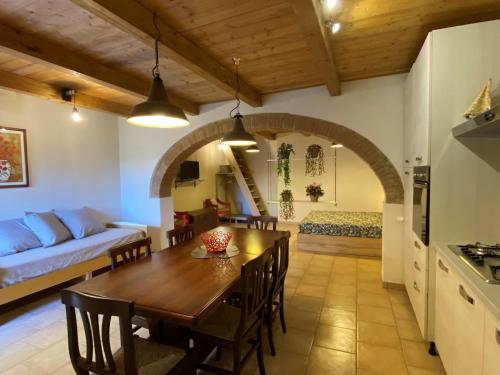 cocina y comedor con mesa y sofá en Apartment Angolino di Borgo by Interhome, en Montescudaio
