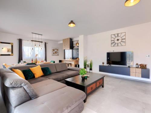 ein Wohnzimmer mit Sofa und Fernseher in der Unterkunft Villa Drago by Interhome in Vodnjan