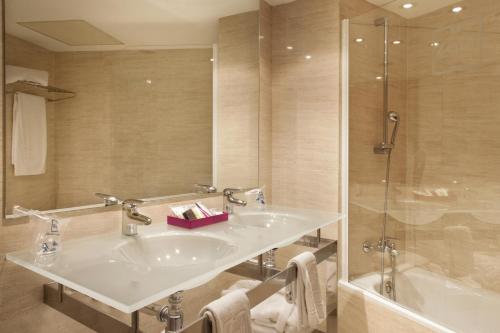 y baño con lavabo y ducha. en Zenit Lleida, en Lleida
