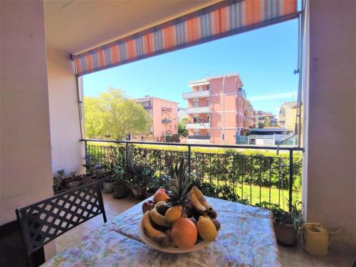 een tafel met een fruitschaal op een balkon bij Apartment Casa Maccianti by Interhome in Follonica