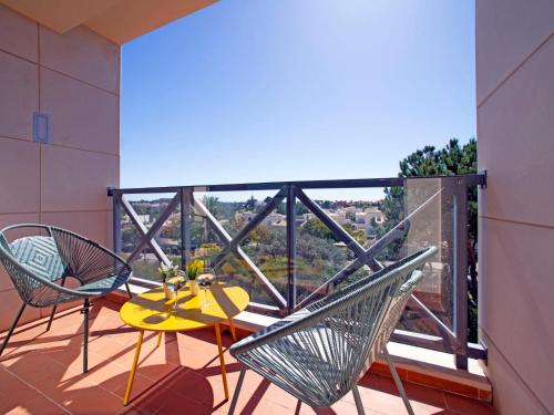 einen Balkon mit einem Tisch und Stühlen sowie Aussicht in der Unterkunft Apartment Sunflower by Interhome in Albufeira