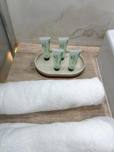 Una bandeja con cuatro tazas y una toalla en una habitación en SUARA Apartamentos 3, en Madrid