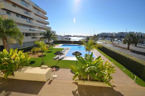- une vue sur la piscine dans un bâtiment dans l'établissement Marina Vilamoura Aquamar 009 By Vilamoura Sun, à Loulé