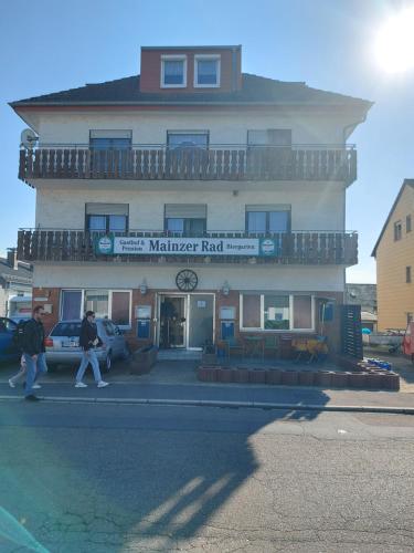 two people walking in front of a building at Mainzer Rad in Schwetzingen