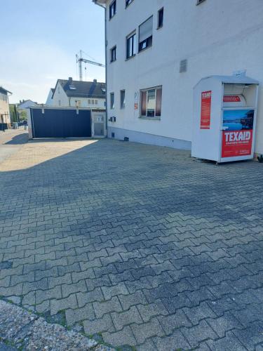 a brick parking lot next to a white building at Mainzer Rad in Schwetzingen