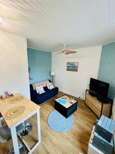 un salon avec un canapé et une table dans l'établissement Le p'tit Mersois, à Mers-les-Bains