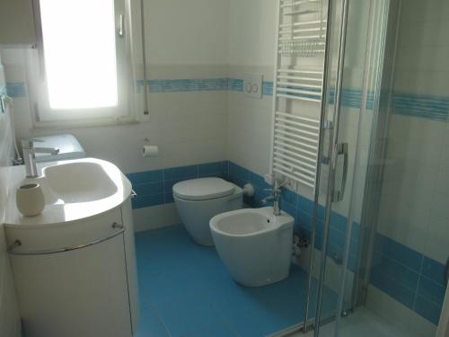 a bathroom with a toilet and a sink and a shower at Appartamento Due Stelle in Grado