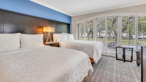 Lova arba lovos apgyvendinimo įstaigoje Staybridge Suites Savannah Historic District, an IHG Hotel