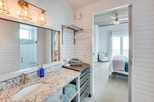 baño con lavabo, espejo y cama en Stunning Port Aransas Beach House with Pool!, en Port Aransas
