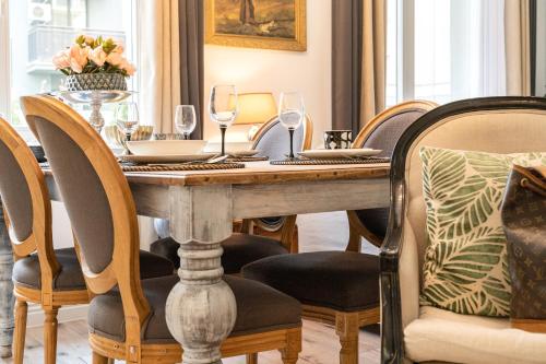 a dining room table with chairs and wine glasses at Bea Garden Home - dwie sypialnie i taras in Elblag