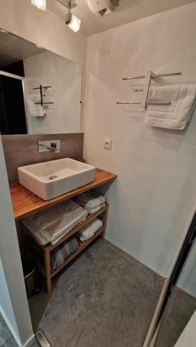 La salle de bains est pourvue d'un lavabo et d'un miroir. dans l'établissement Chambre Cigale jacuzzi privé, à Allauch