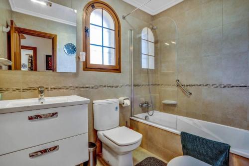 a bathroom with a toilet and a sink and a shower at La Isla Casa Barnaby in Platja de l'Arenal