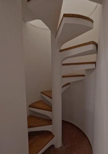 a staircase in a house with wooden steps at Casa de Pinheiral in Baião