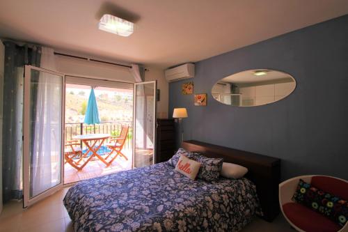 ムチャメルにあるCasaturis Bonalba Golf - La Rosaleda A108のベッドルーム1室(ベッド1台付)、バルコニー(テーブル付)