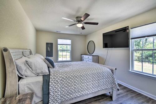 a bedroom with a bed and a ceiling fan at Cozy Cape Charles Apartment Walk to Beaches! in Cape Charles