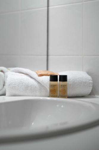 - deux bouteilles de savon assises sur un lavabo dans l'établissement Anastasia, nice studio sea front, terrace, ground floor, à Menton