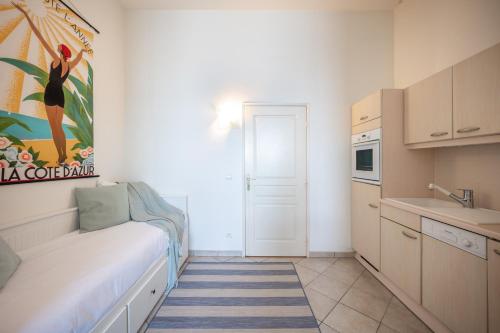 - une petite cuisine avec un lit dans une chambre dans l'établissement Anastasia, nice studio sea front, terrace, ground floor, à Menton