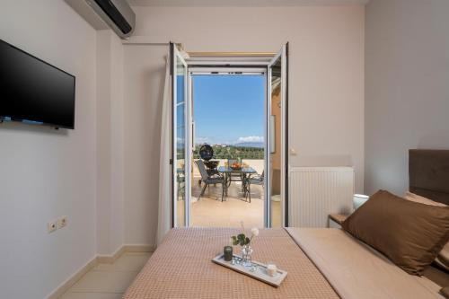 Olive Tree Villa في مدينة خانيا: غرفة معيشة بها أريكة وتلفزيون وطاولة