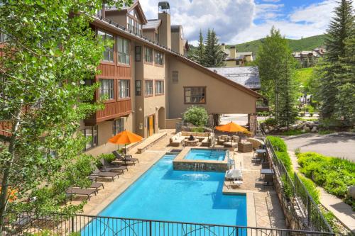 uma imagem de um hotel com uma piscina e mobiliário de pátio em The Osprey at Beaver Creek, a RockResort em Beaver Creek