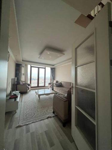 Golden horn view apartment 2 في إسطنبول: غرفة معيشة مليئة بالاثاث ونافذة كبيرة