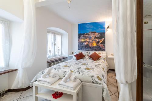een slaapkamer met een bed en een schilderij aan de muur bij Centro storico · Leonardo House in Bergamo