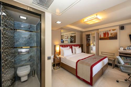 Koupelna v ubytování Ramada By Wyndham Istanbul Pera Taksim