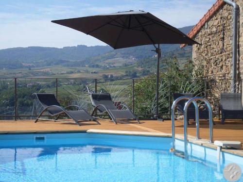a swimming pool with chairs and an umbrella at Chambres d'Hôtes L'Escale in Émeringes