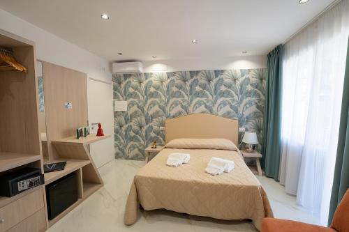 Postel nebo postele na pokoji v ubytování GreRos H. Rooms Napoli Centro by Clapa Group Dislocated Hospitality
