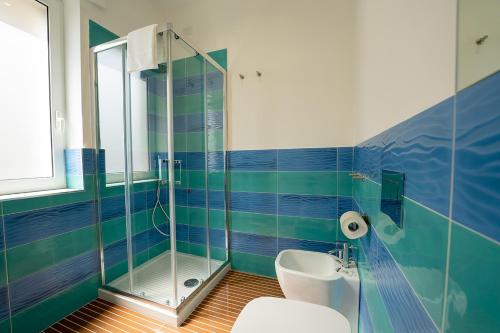 Koupelna v ubytování GreRos H. Rooms Napoli Centro by Clapa Group Dislocated Hospitality