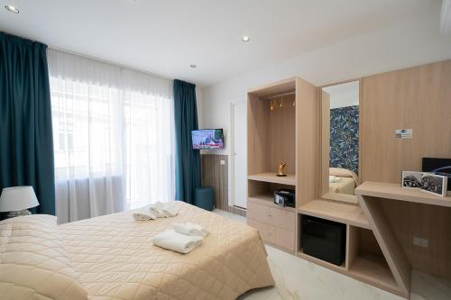 Postel nebo postele na pokoji v ubytování GreRos H. Rooms Napoli Centro by Clapa Group Dislocated Hospitality