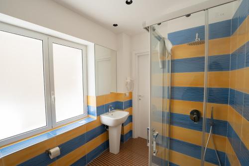 Koupelna v ubytování GreRos H. Rooms Napoli Centro by Clapa Group Dislocated Hospitality