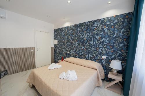 Postel nebo postele na pokoji v ubytování GreRos H. Rooms Napoli Centro by Clapa Group Dislocated Hospitality