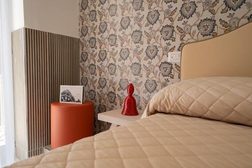 Postel nebo postele na pokoji v ubytování GreRos H. Rooms Napoli Centro by Clapa Group Dislocated Hospitality