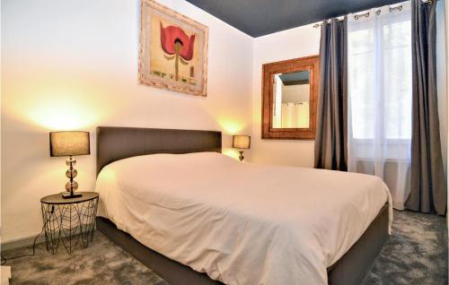 1 dormitorio con cama blanca y ventana en Gorgeous Home In Sommires With Wifi, en Sommières