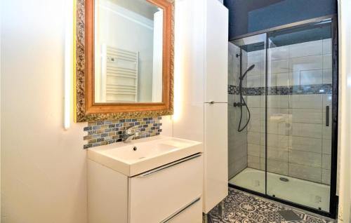 La salle de bains est pourvue d'un lavabo et d'une douche. dans l'établissement Gorgeous Home In Sommires With Wifi, à Sommières