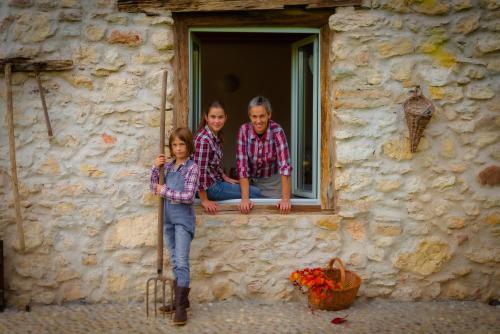 a family is standing on a window sill at Agriturismo Maso Giomo in Brentonico