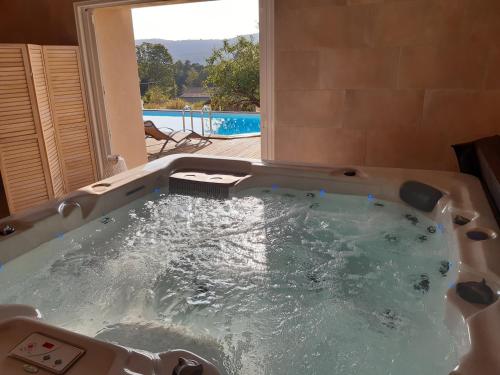 Der Swimmingpool an oder in der Nähe von Chambres d'Hôtes L'Escale