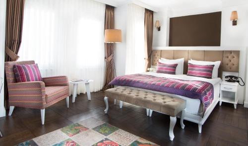 Un pat sau paturi într-o cameră la Astan Hotel Taksim