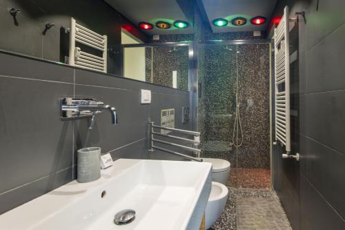 米蘭的住宿－Easylife - Confortevole appartamento in Bocconi，一间带白色水槽和2个卫生间的浴室