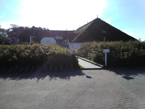 ザンクト・ペーター・オルディングにあるSeeperle 3, Wunderschöne Maisonett Ferienwohnung unter Reet!の家を背景にした煉瓦造りの私道