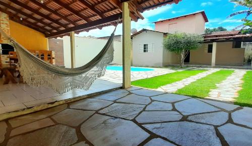 un patio con amaca in una casa di Casa 29 casa inteira a Pirenópolis