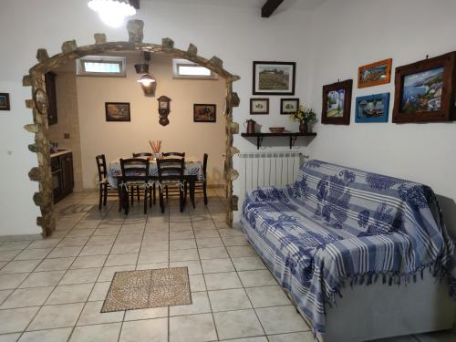 1 dormitorio con 1 cama, mesa y sillas en Villa Frantoio en Mattinata