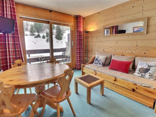 un salon avec une table et un canapé dans l'établissement Charmant 2 Pièces Montagne pour 6p, Pieds des Pistes, Équipé, Les Allues - FR-1-182-105, à Méribel