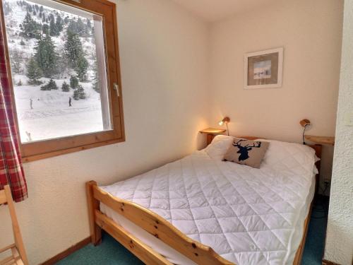 メリベルにあるAppartement Méribel, 2 pièces, 6 personnes - FR-1-182-105のベッドルーム1室(ベッド1台付)、雪の窓が備わります。