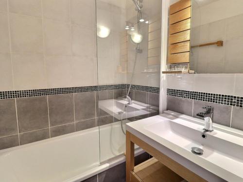 La salle de bains est pourvue d'un lavabo, d'une douche et d'une baignoire. dans l'établissement Appartement Méribel, 2 pièces, 6 personnes - FR-1-182-105, à Méribel