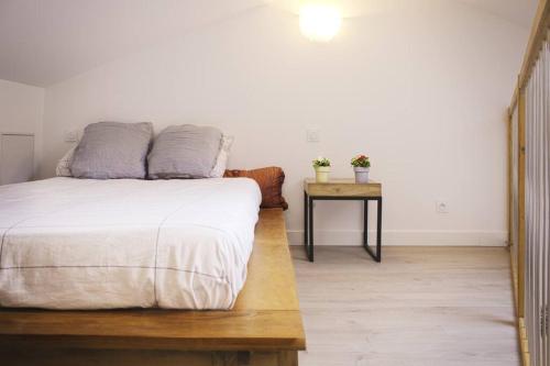 Ένα ή περισσότερα κρεβάτια σε δωμάτιο στο Duplex dans village avec jardin
