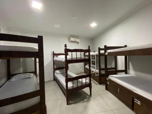 Uma ou mais camas em beliche em um quarto em Hostel Floripa Lake House Lagoa Conceiçao 24HORAS